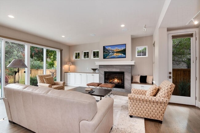 Building Photo - Furnished Home - Move in Ready!