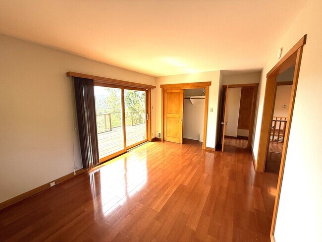 Building Photo - SPACIOUS  FOUR BED / THREE BATH SAN RAFAEL...