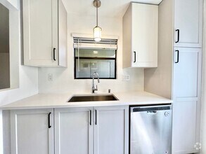 Building Photo - Stunning 2 bed/2 bath condo in the desirab...