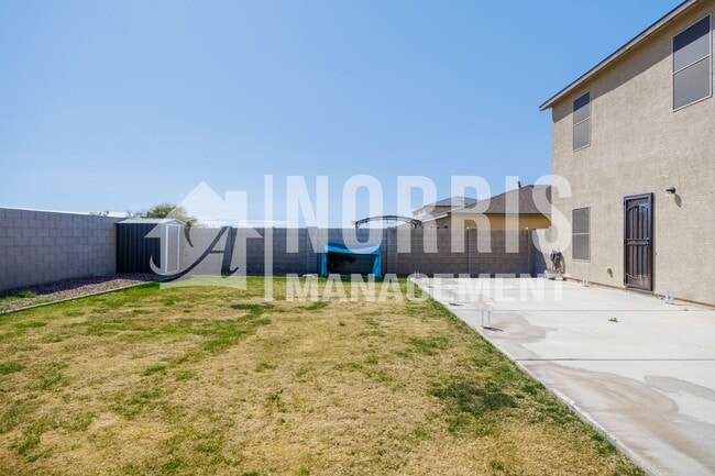 Building Photo - Beautiful Large Home Very Close to Freeway