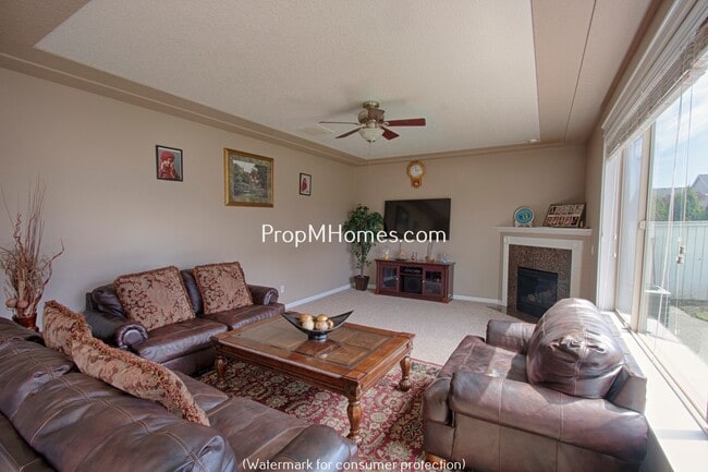 Building Photo - Beautiful Five Bedroom Craftsman Style Home in Molalla!