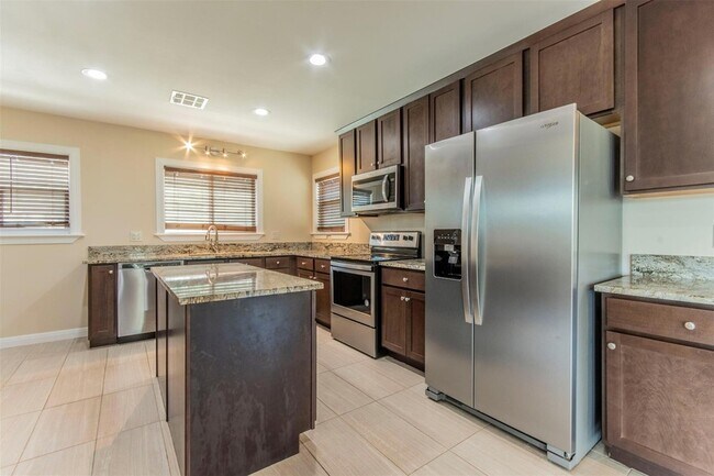 Building Photo - 21316 Crestmont