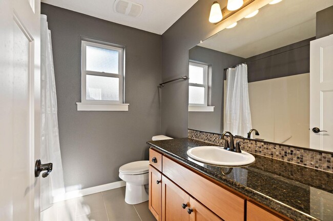 Building Photo - Beautiful 3-bdrm/2.5-bath contemporary craft home w/ lots of character. A/C, fireplace, fenced ba...