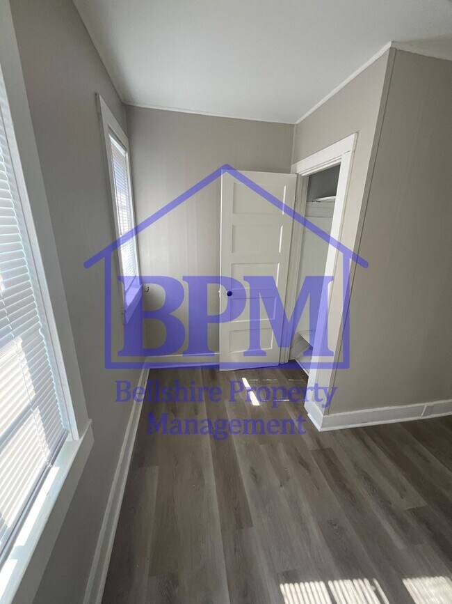 Building Photo - Freshly Renovated 3 Bed, 1 Bath Duplex – G...