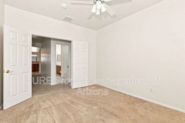 Building Photo - 1136 E Nickleback St