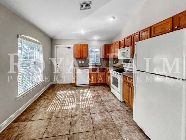 Building Photo - 2 Bed, 2 Bath Duplex on First Street – Washer & Dryer Included, Pet-Friendly, Minutes from Downto...