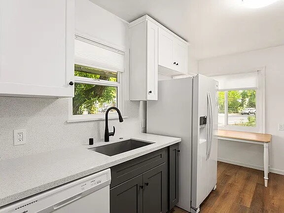 Building Photo - Welcome to this charming 2-bedroom