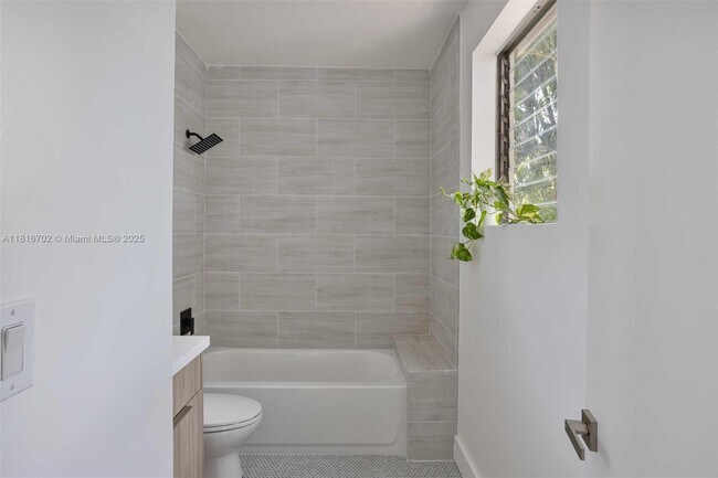 Building Photo - 5860 SW 13th St