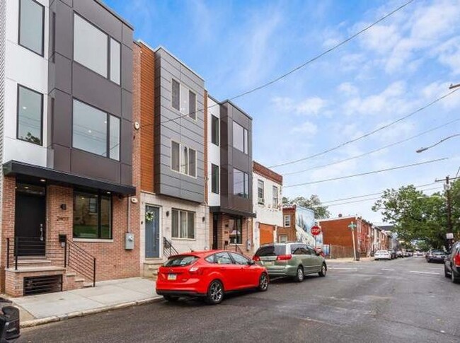 Building Photo - Luxurious 3-Bedroom Townhome with Rooftop ...