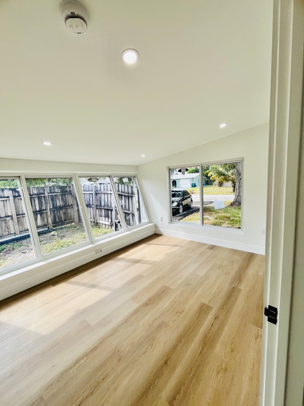 Building Photo - 1612 E River Dr