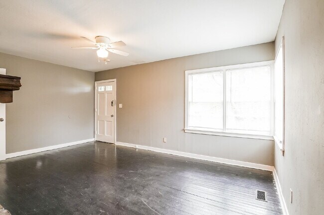 Building Photo - ***** ONE MONTH FREE RENT *****  Recently Remodeled Clean Home for Immediate Move-In Voucher Frie...