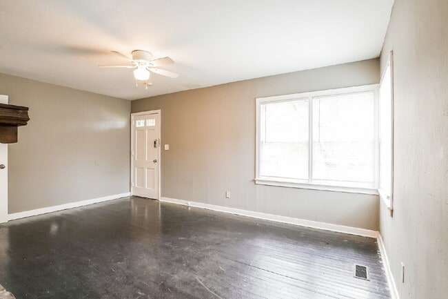 Building Photo - Recently Remodeled Clean Home for Immediate Move-In Voucher Friendly, let's talk!