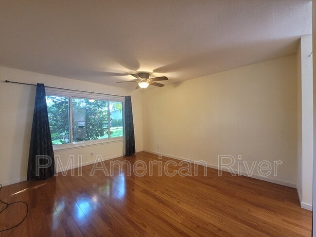 Building Photo - 8387 La Riviera Dr