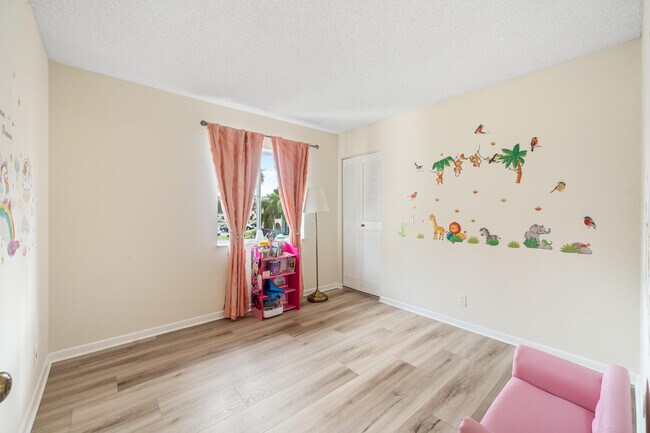 Building Photo - 112 Lake Pine Cir