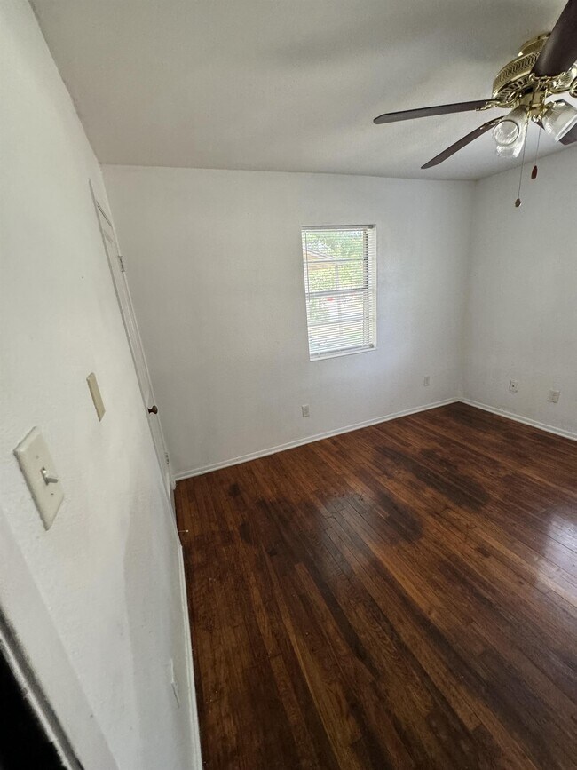 Building Photo - 1806 Mulford St