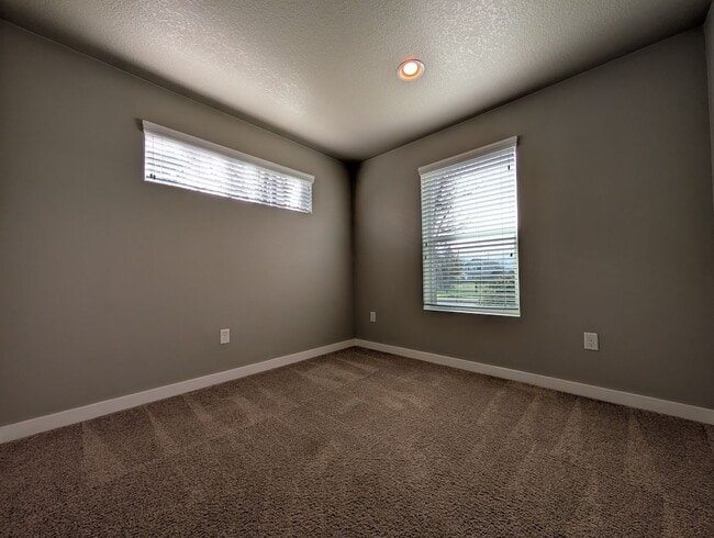 Building Photo - Beautiful 2 bedroom/1 bath home. Landscaping included!