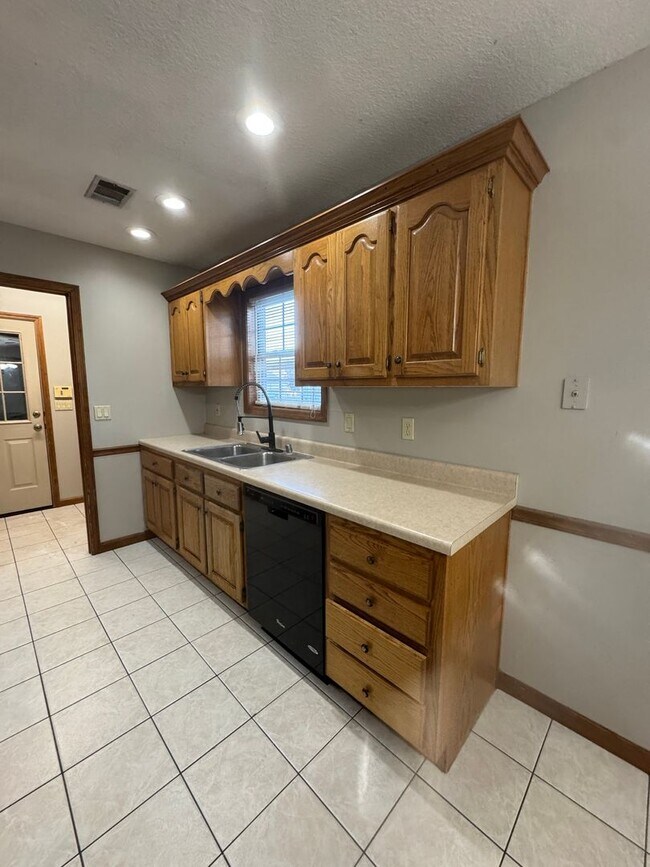 Building Photo - 3 Bed / 2 Bath Available Now
