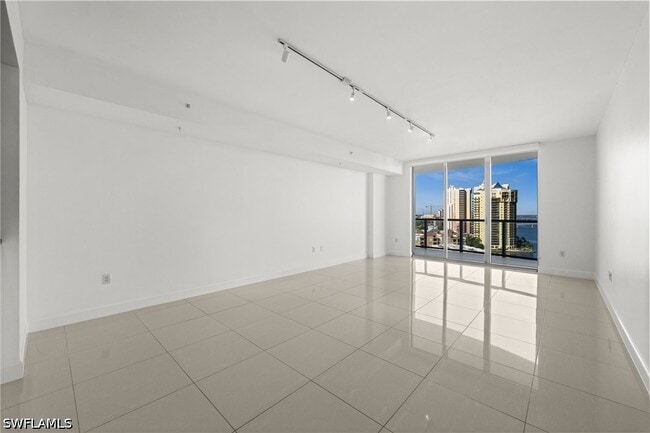 Building Photo - 3000 Oasis Grand Blvd