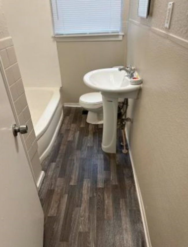 Building Photo - MOVE IN READY!!! $15.00 APPLICATION FEES F...