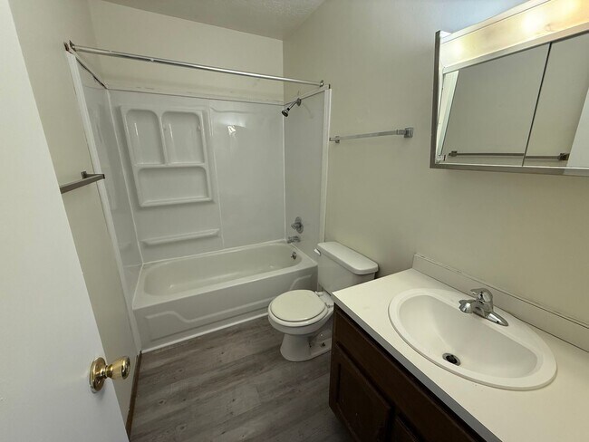Building Photo - 2 bedroom, 1 bath apartment