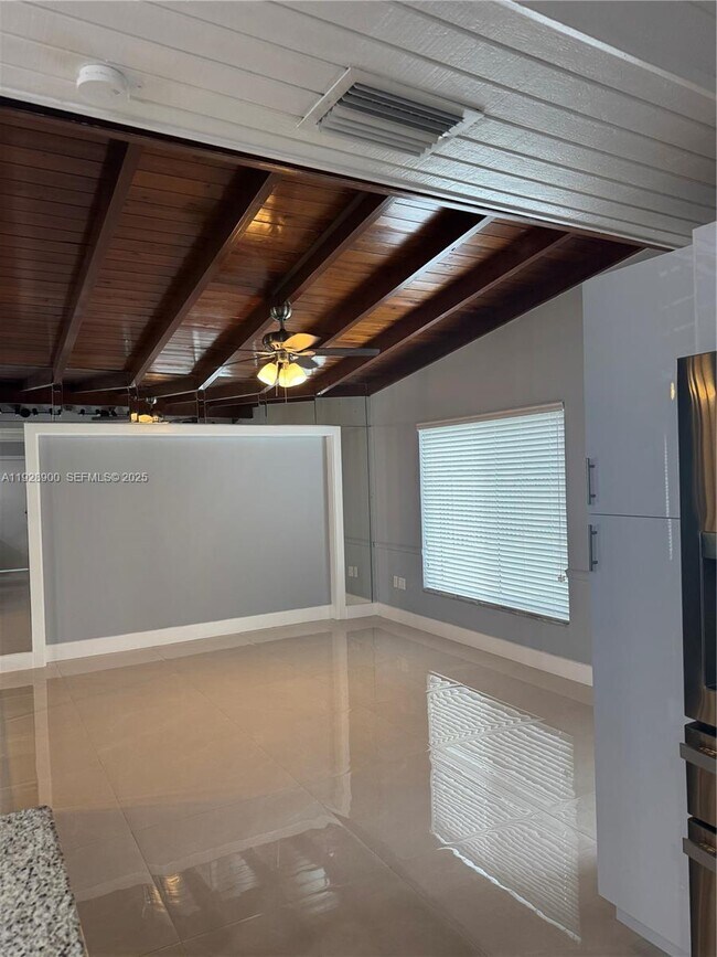 Building Photo - 881 Hialeah Dr