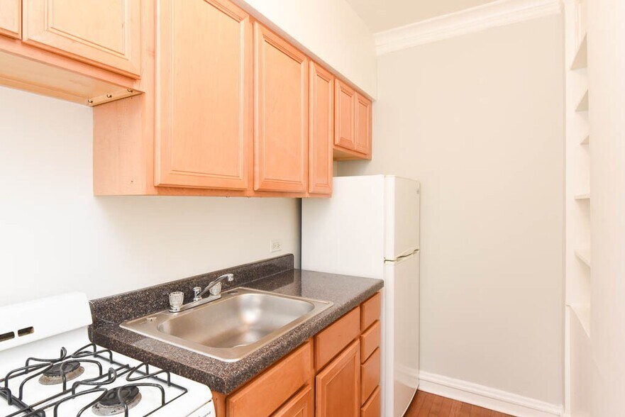 Building Photo - 4646 N Paulina St