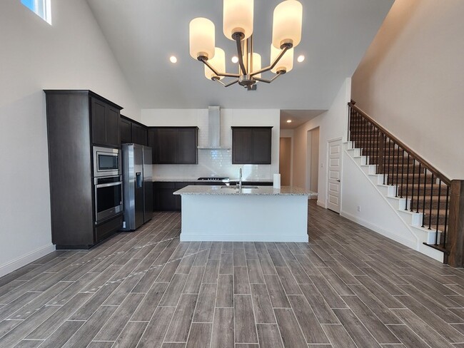 Building Photo - Move-in Special: 50% off second full month...