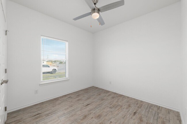Building Photo - 2715 Maria Dr