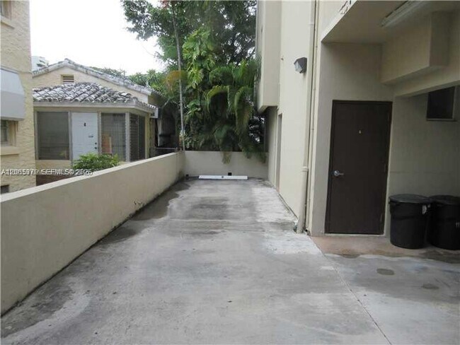 Building Photo - 11 Antilla Ave