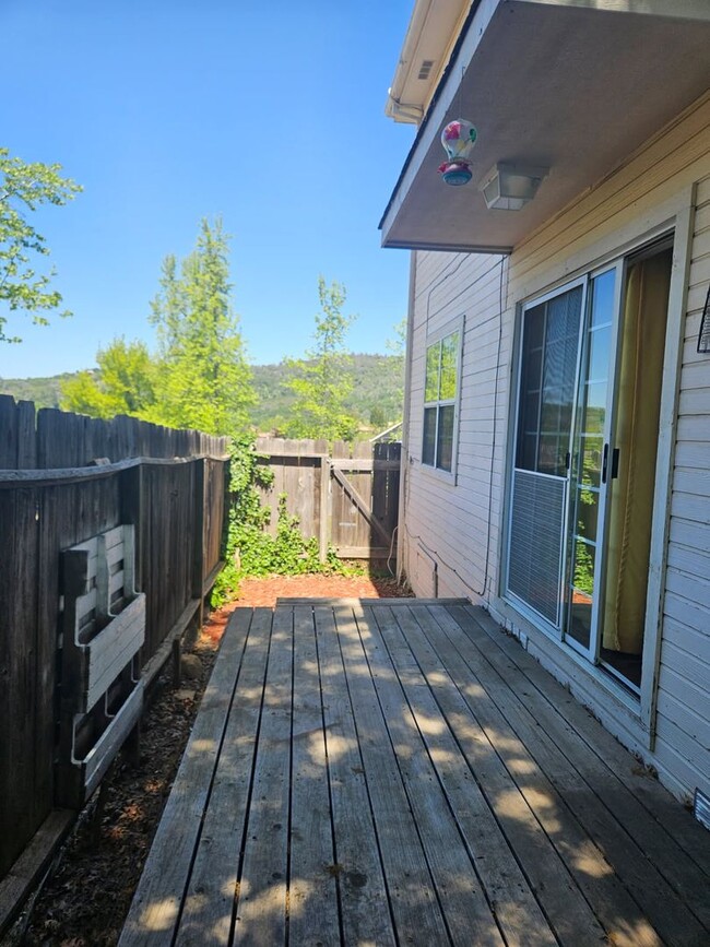 Building Photo - Greenley Oaks Townhome