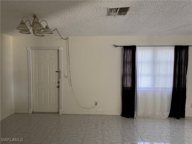 Building Photo - 46 Desert Candle Cir