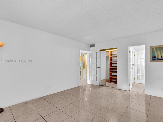 Building Photo - 5001 W Oakland Park Blvd