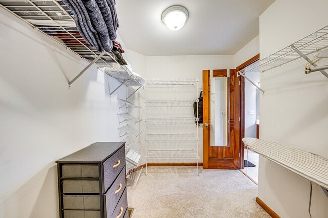 Building Photo - 3423 Goldfinch Dr