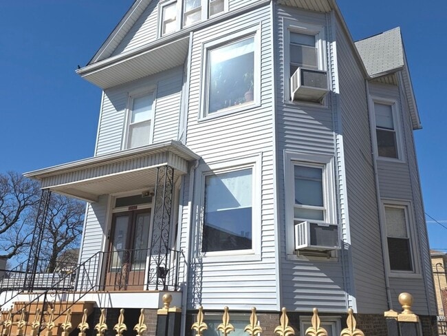 Building Photo - 3818 W Diversey Ave