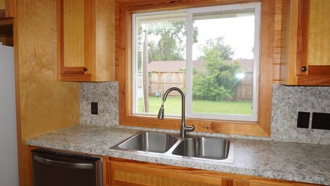 Building Photo - 902 Hidden Valley Dr