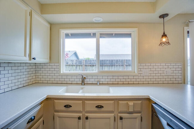 Building Photo - BEAUTIFUL THREE BEDROOM RANCH IN WEST LONGVIEW