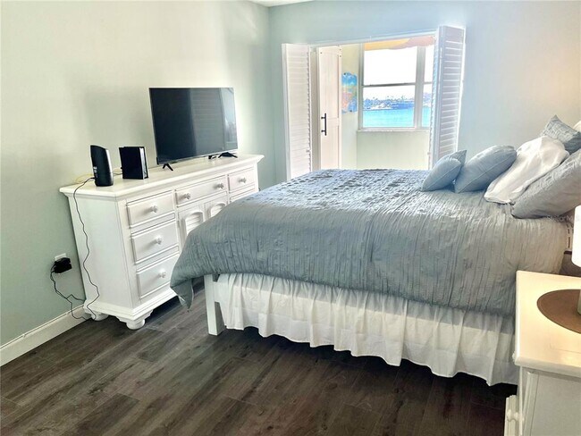 Building Photo - 4550 Cove Cir