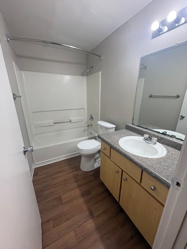 Building Photo - Apply by August 7th—August rent is on us!