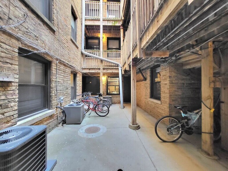 Building Photo - 1456 W Byron St