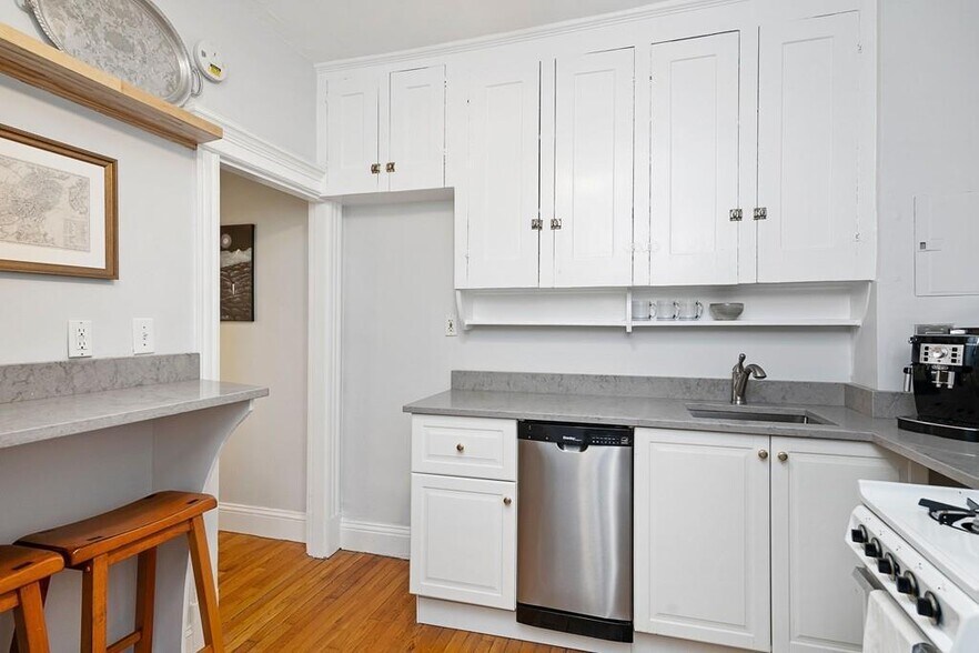 Building Photo - 70 Phillips St