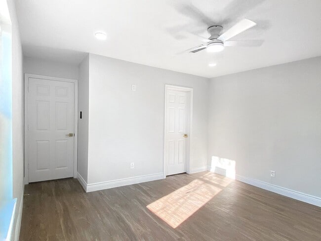 Building Photo - 810 Avenue D