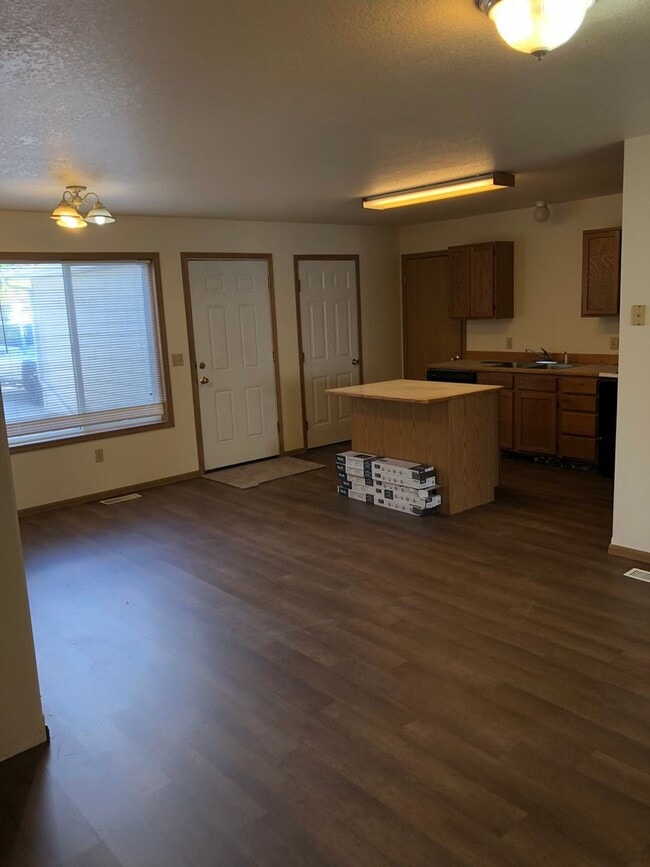 Building Photo - 2 Bedroom 1 Bath 4 Plex