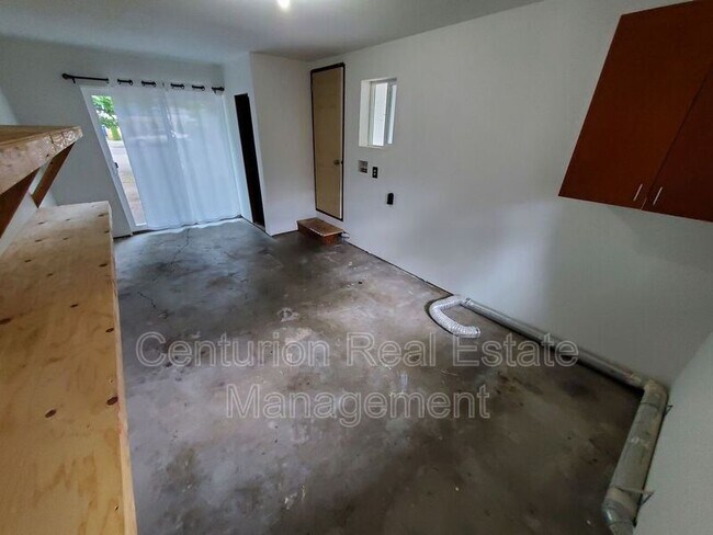 Building Photo - 1036 Queen City Blvd