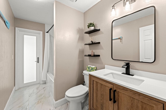 Building Photo - 762 SE River Ln