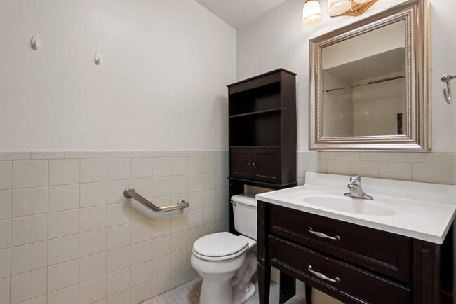 Building Photo - 1600 Sumac Dr