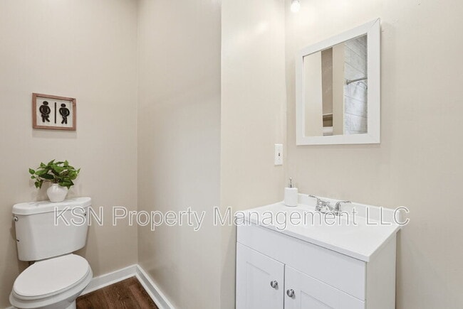 Building Photo - 716 W 38th St
