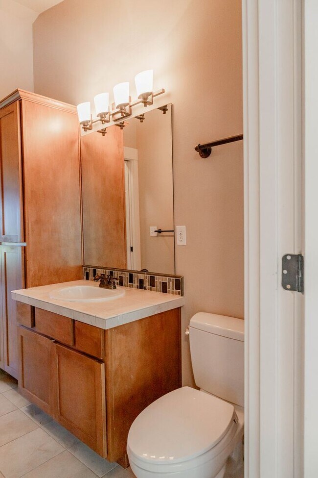 Building Photo - Beautiful townhouse 3 beds 2.5 baths and g...