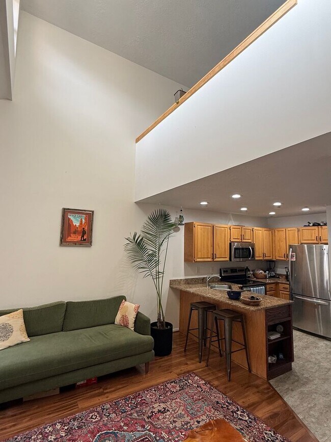 Building Photo - Beautiful condo with walk out entry and 2 parking stalls