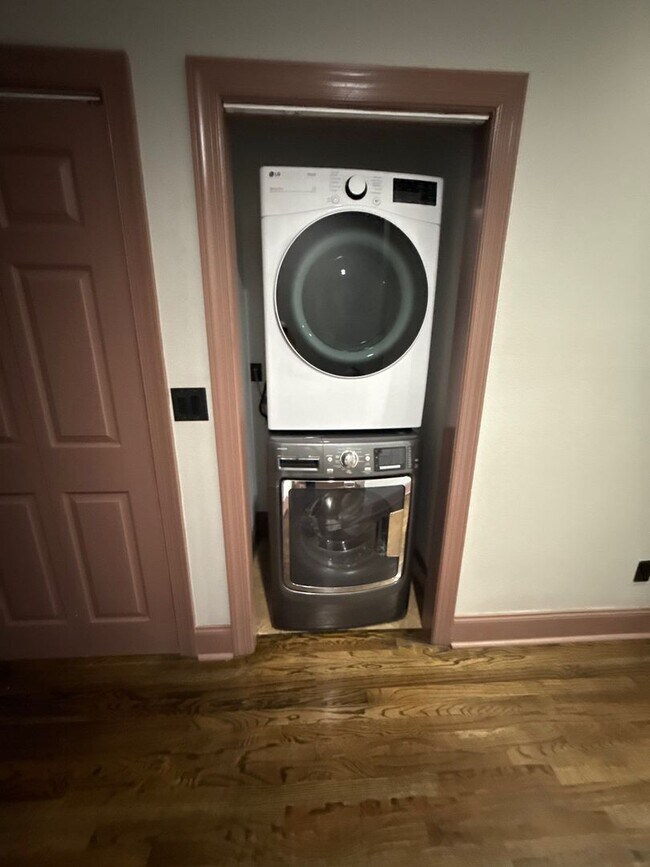 Building Photo - 2 bedroom/3 bath Townhome with extra room/...