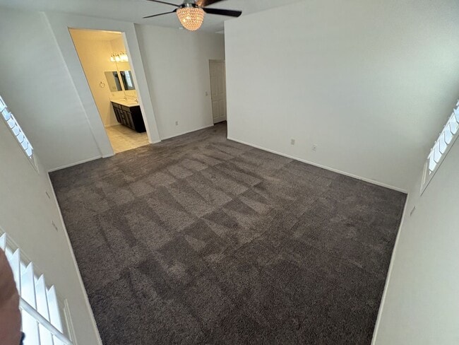 Building Photo - 4 bedroom plus Den 3 car garage with sparkling pool Vail School District